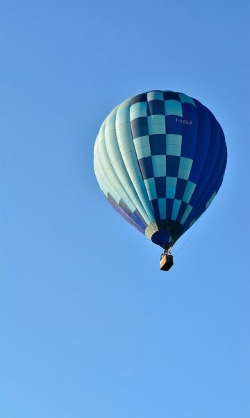 hình nền xanh đẹp khinh khí cầu