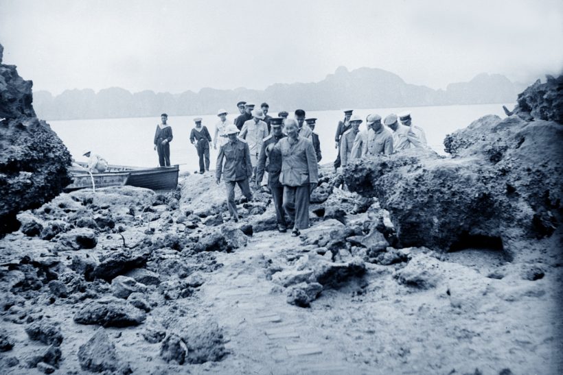 hình ảnh Bác Hồ dạo bước cùng các chú bộ đội Hải quân