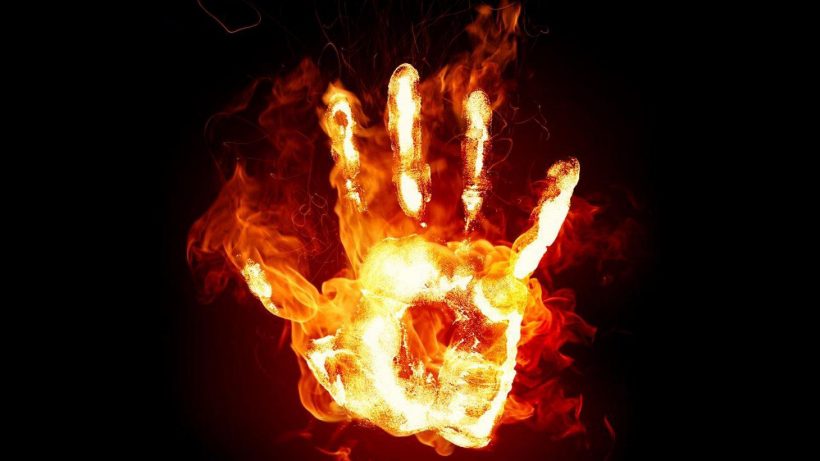 hình nền lửa hình bàn tay cho máy tính
