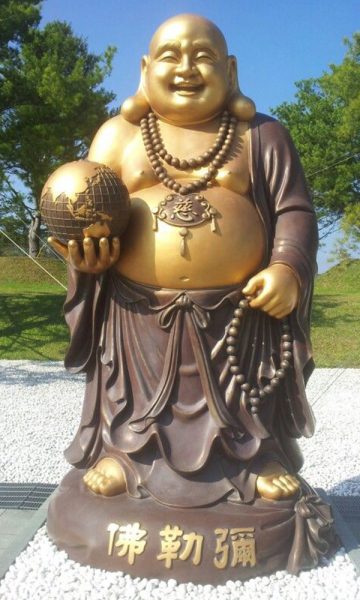 Hình ảnh Phật Di Lặc cầm quả địa cầu Trái Đất