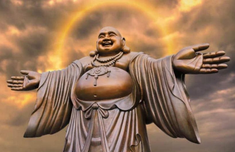 Hình ảnh Phật Di Lặc dang tay giữa thanh thiên
