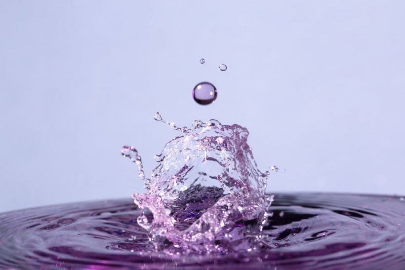 Hình ảnh giọt nước màu tím