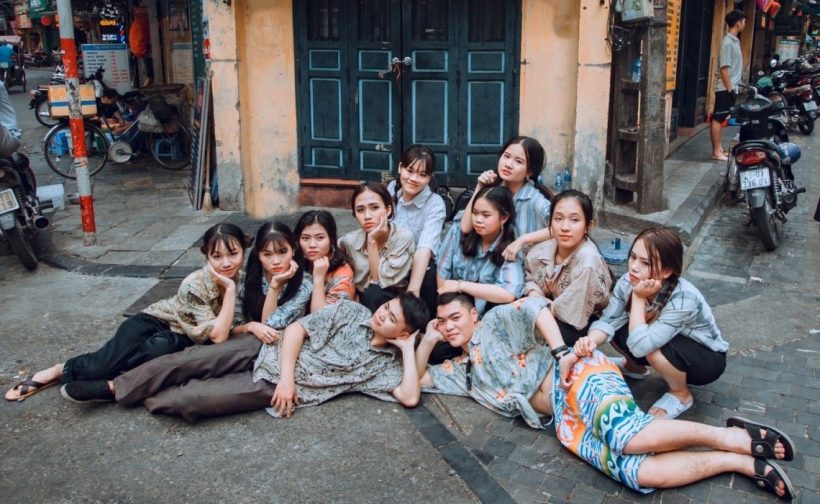Hình ảnh nhóm chụp tại phố đi bộ