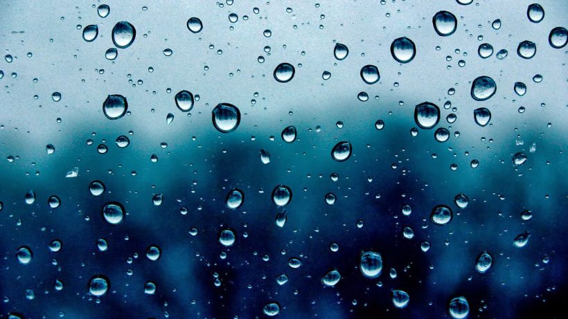 Hình ảnh nước mưa đọng trên cửa kính
