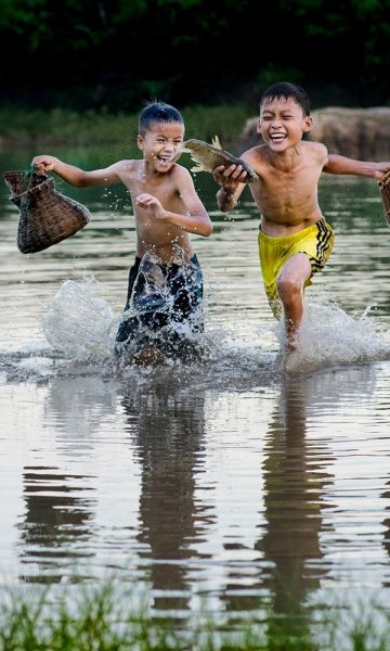 Hình ảnh quê hương trẻ mục đồng bắt cá sau mưa