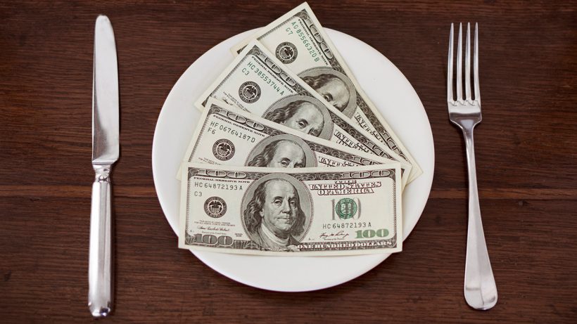 Hình ảnh tiền trên đĩa thức ăn