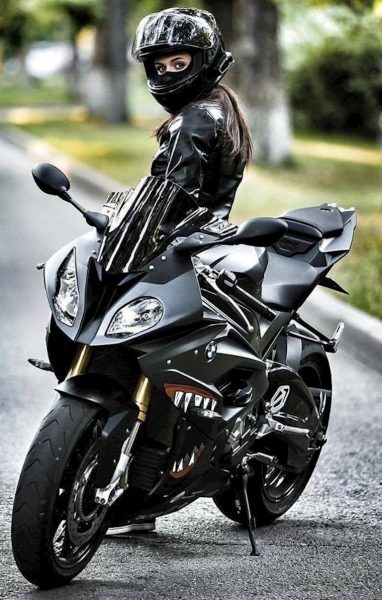Hình ảnh xe moto BMW và nữ tay đua