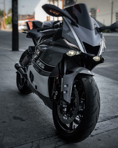 Hình ảnh xe moto đen trên đường phố
