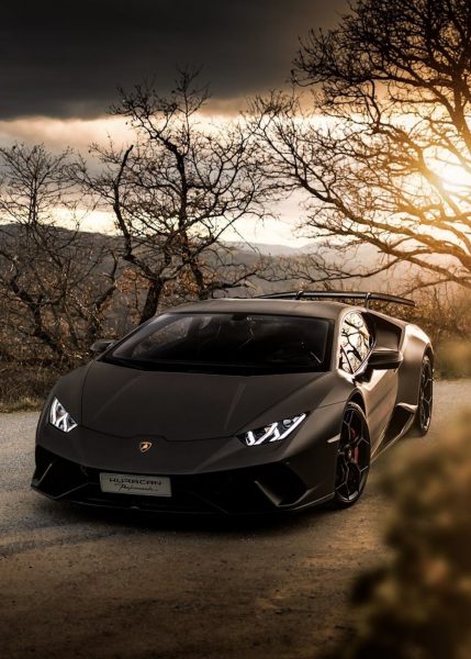 Hình ảnh xe ô tô Lamborghini trên đường