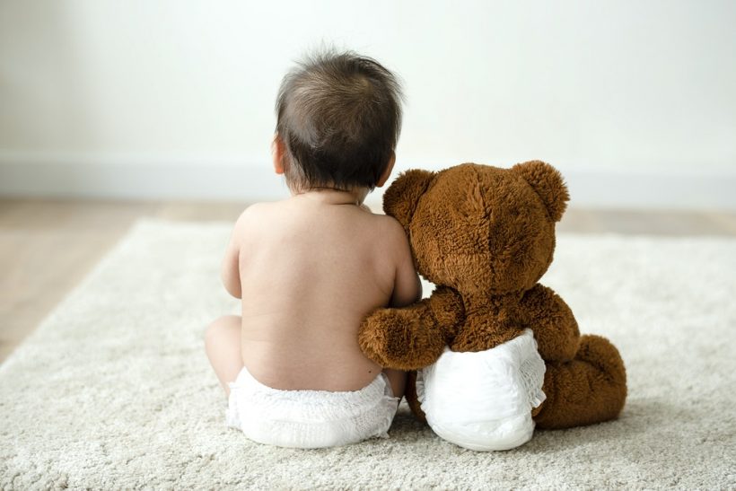 ảnh bé sơ sinh và chú gấu teddy
