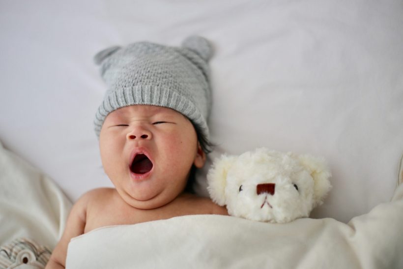 hình ảnh em bé sơ sinh ngái ngủ