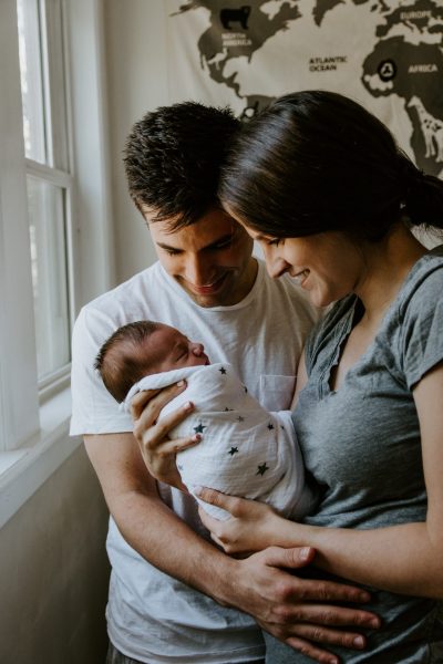 hình ảnh em bé sơ sinh và ba mẹ