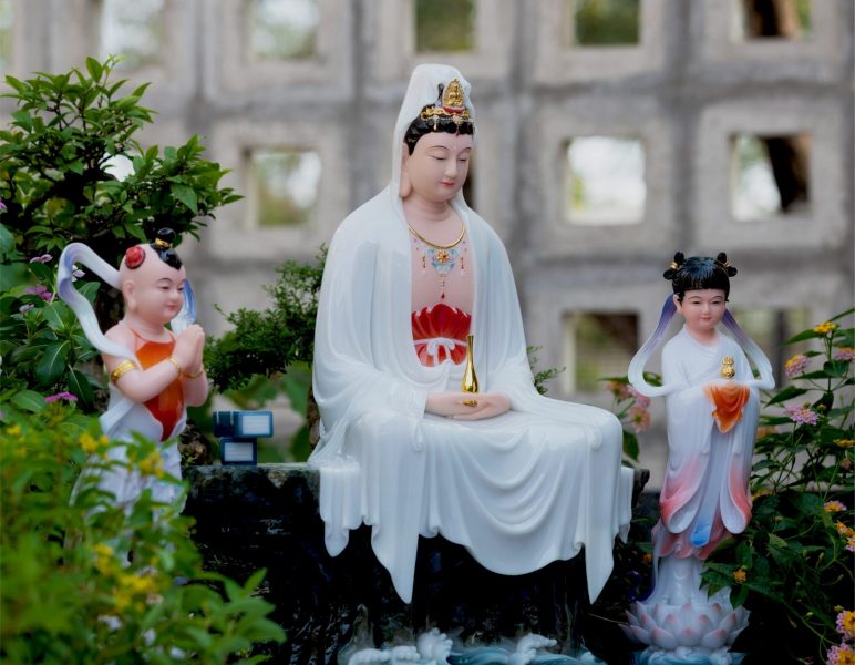 Hình ảnh Đức Phật Quan Thế Âm Bồ Tát ngồi bên hồ