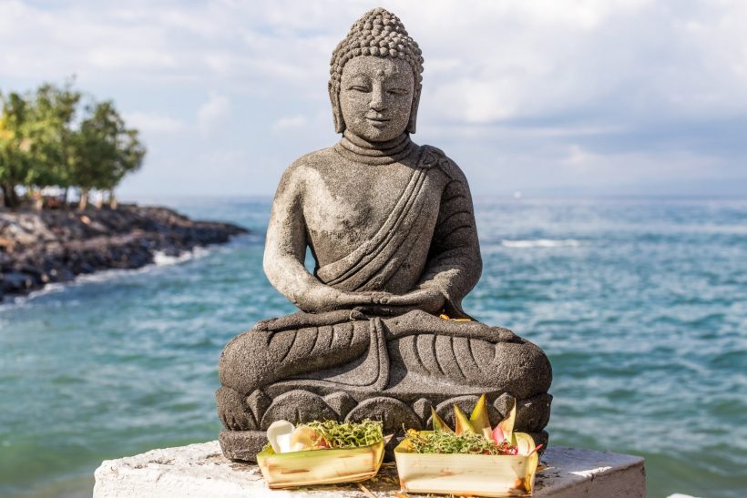 Hình ảnh Đức Phật thiền bên bờ biển
