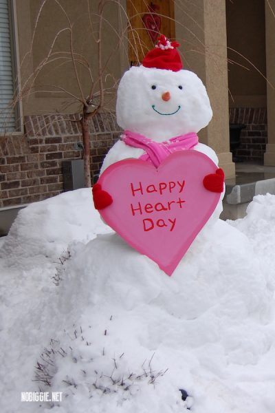 Hình ảnh Valentine đẹp người tuyết cầm biển trái tim