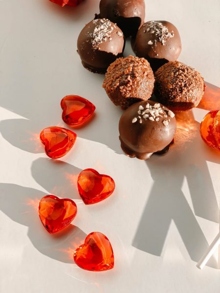 Hình ảnh Valentine đẹp socola và trái tim đỏ
