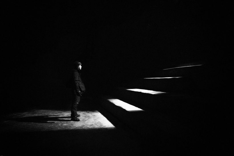 Hình ảnh cầu thang trong hầm tối
