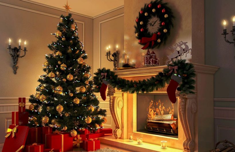 Hình ảnh cây thông Noel trang trí cạnh lò sưởi ấm cúng