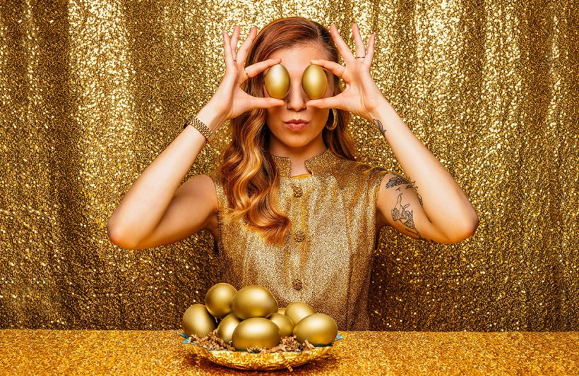 Hình ảnh chất lừ cô gái và những quả trứng vàng