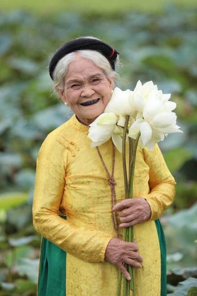 Hình ảnh cười đẹp bà cụ ôm hoa sen