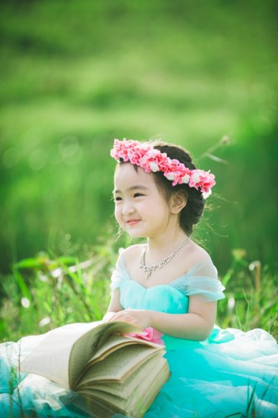 Hình ảnh cười đẹp bé gái đeo vòng hoa