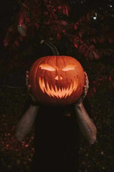 Hình ảnh halloween chàng trai đội mặt nạ bí ngô