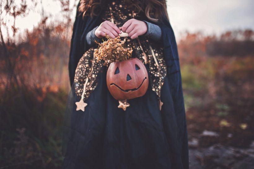 Hình ảnh halloween cô gái cầm giỏ hoa bằng bí ngô