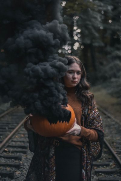 Hình ảnh halloween cô gái đứng trên đường ray