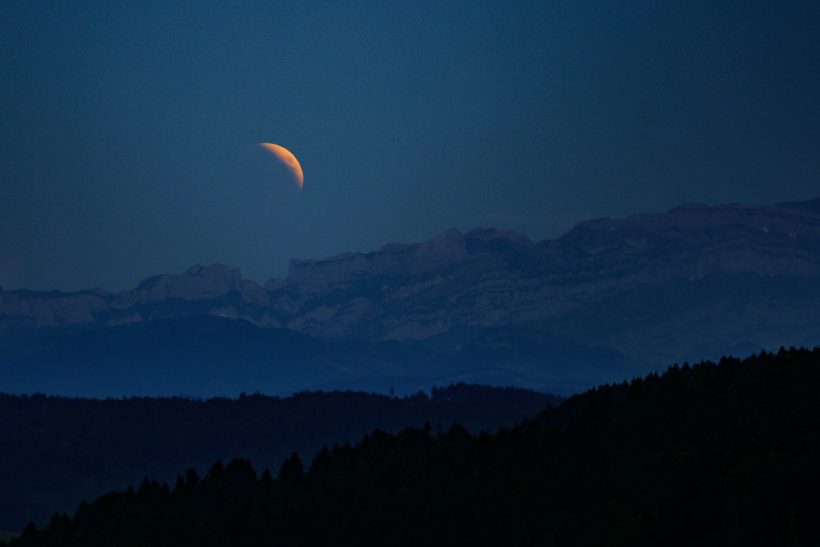 Hình ảnh mặt trăng lưỡi liềm trên núi