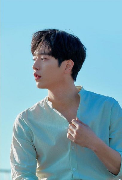 Hình ảnh trai đẹp Hàn Quốc mặc áo sơ mi trắng