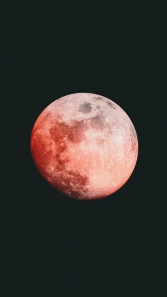Hình ảnh trăng máu đẹp bị mây che khuất 1 phần