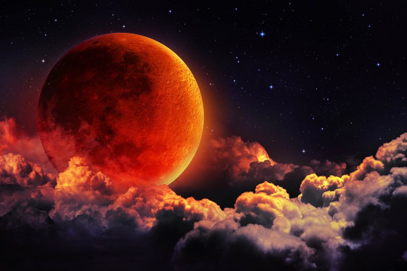 Hình ảnh trăng máu đẹp trên đám mây