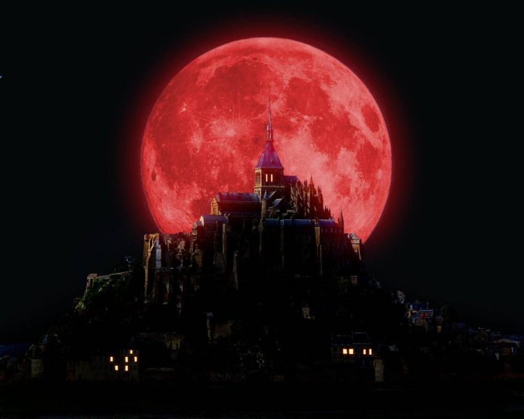 Hình ảnh trăng máu sau tòa nhà