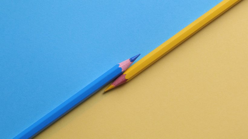 Background banner bút chì xanh và vàng