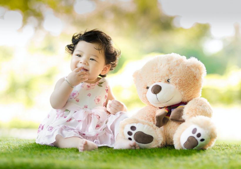 Background dễ thương của em bé và gấu bông