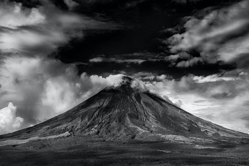 Background xám núi lửa phun trào