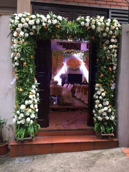 Cổng hoa cưới đẹp ( đám cưới) hình dáng vuông hoa trắng và lá xanh
