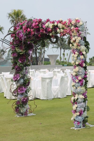 Cổng hoa cưới đẹp ( đám cưới) ngoài trời trang trí hoa hồng và trắng