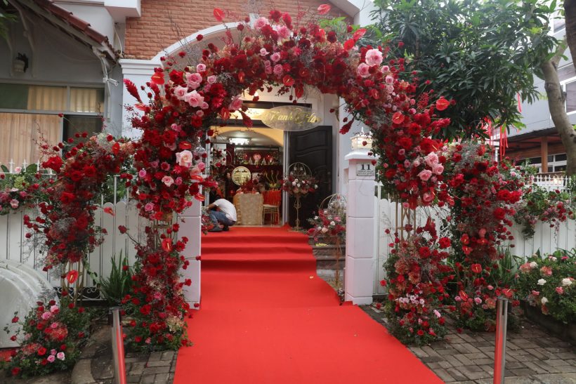 Cổng hoa cưới màu đỏ đẹp nhất