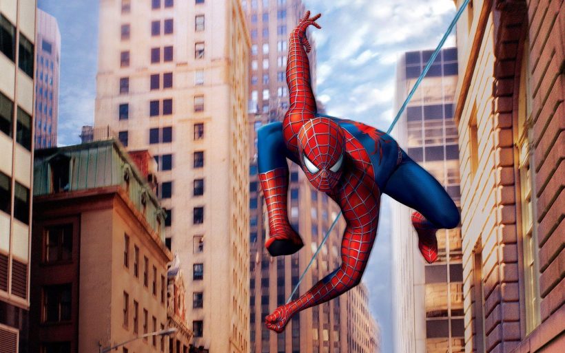 Hình ảnh Spider Man đu bay giữa đường phố