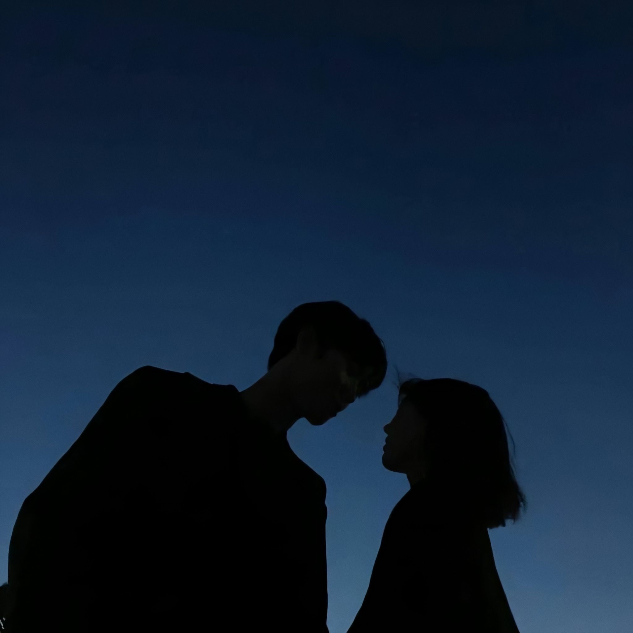 Ảnh cặp đôi buồn trắng đen: Những bức ảnh cặp đôi buồn trắng đen luôn mang đến cảm giác đong đầy tình cảm và lãng mạn. Hãy cùng ngắm nhìn những khoảnh khắc đầy ý nghĩa của cặp đôi này, để cảm nhận được tình yêu và sự kết nối của họ.
