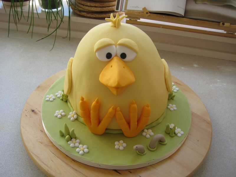 Hình ảnh bánh sinh nhật ngộ nghĩnh với hình con gà