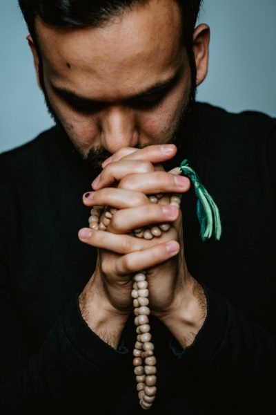 Hình ảnh cầu nguyện của chàng trai