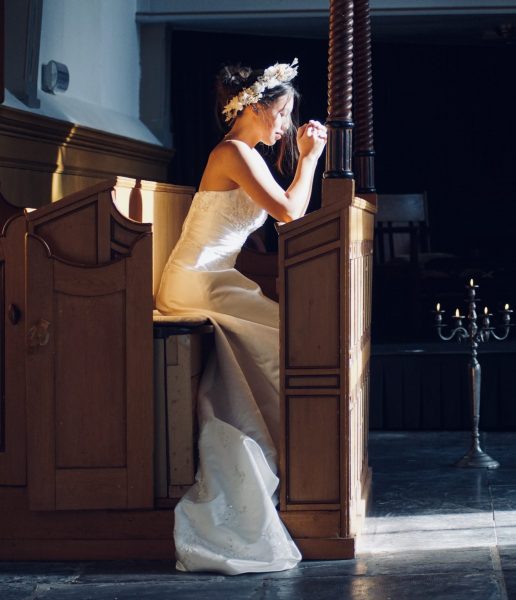 Hình ảnh cầu nguyện của cô dâu