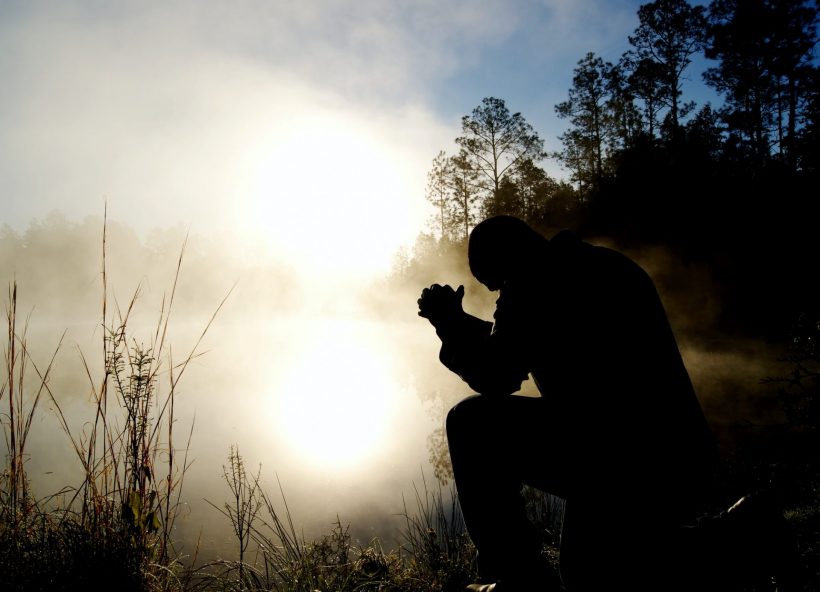 Hình ảnh cầu nguyện giữa rừng