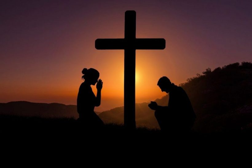 Hình ảnh cầu nguyện trước cây thánh giá