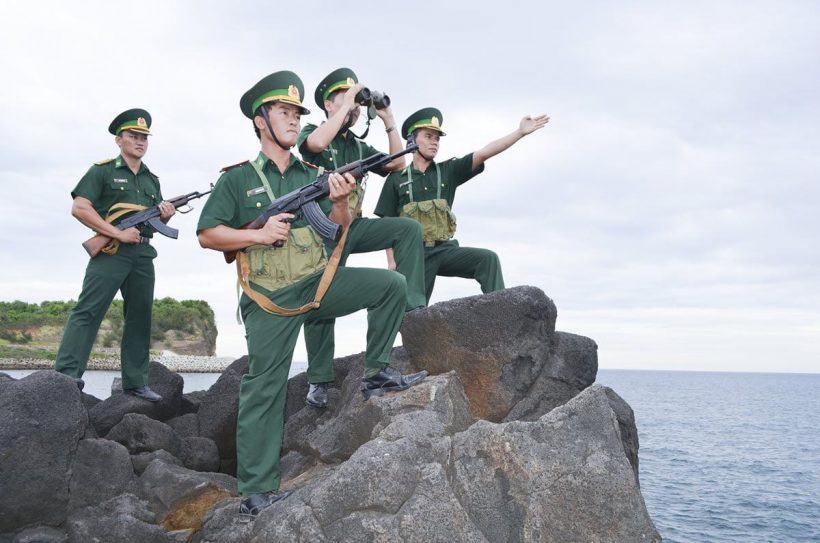 Hình ảnh chú bộ đội bảo vệ biển đảo thiêng liêng của Tổ quốc