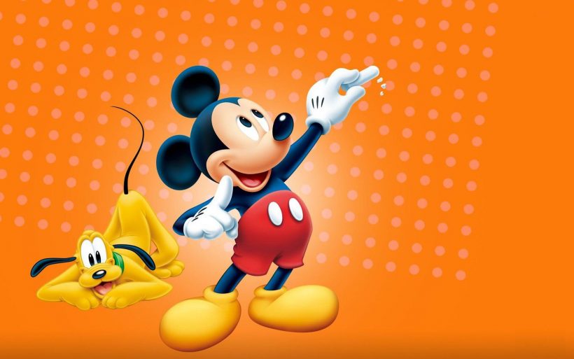 Hình ảnh chuột Mickey dễ thương đang giơ tay