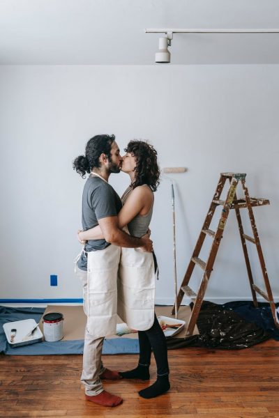 Hình ảnh hôn môi của cặp đôi mang tạp dề trắng