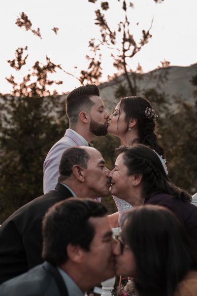 Hình ảnh hôn môi của cô dâu chú rể và các cặp khách mời